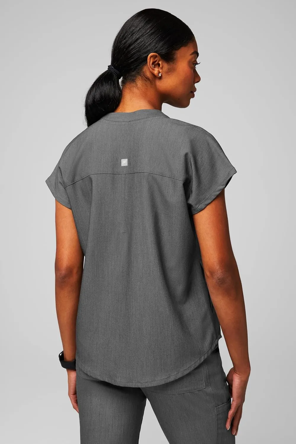 Fabletics Women's Evolve 3-Pocket Scrub Top with an Oversized Fit - MotionTech, 4-Way Stretch, Wrinkle-Resist, Anti-Shrink