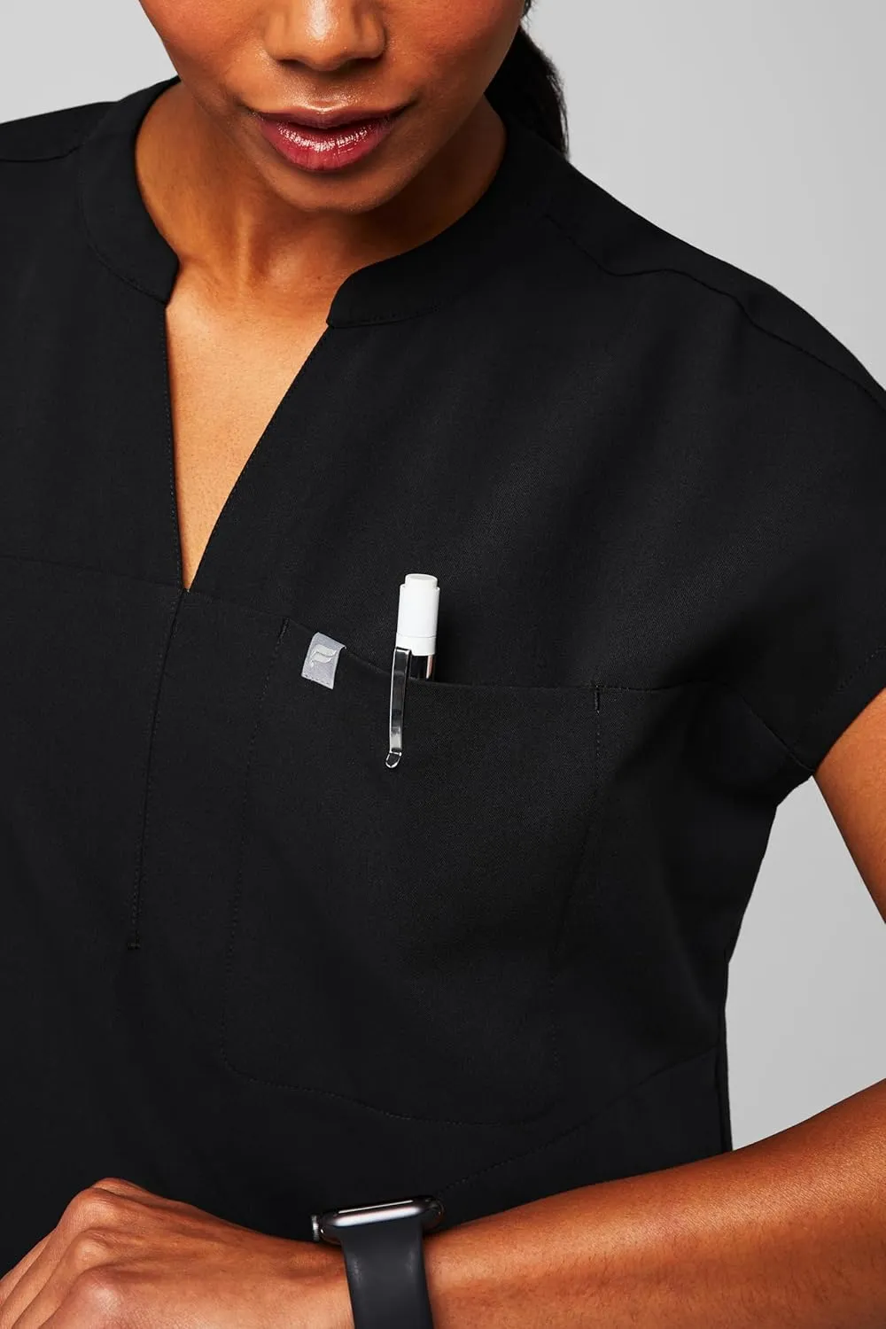 Fabletics Women's Evolve 3-Pocket Scrub Top with an Oversized Fit - MotionTech, 4-Way Stretch, Wrinkle-Resist, Anti-Shrink