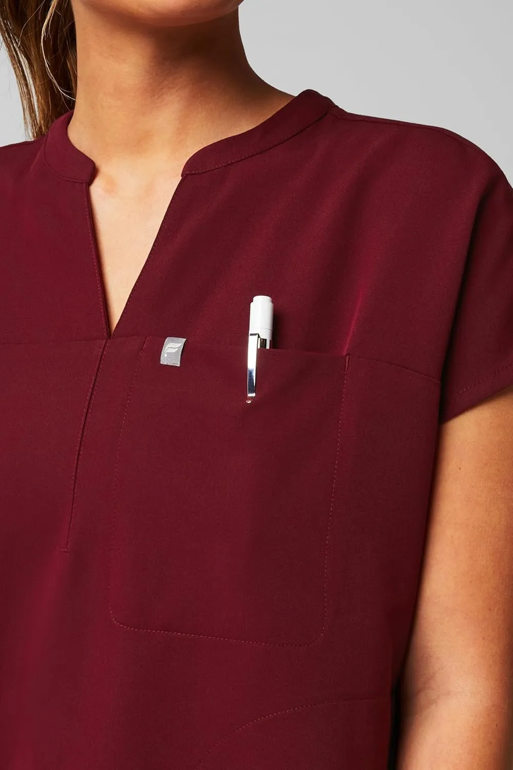 Fabletics Women's Evolve 3-Pocket Scrub Top with an Oversized Fit - MotionTech, 4-Way Stretch, Wrinkle-Resist, Anti-Shrink