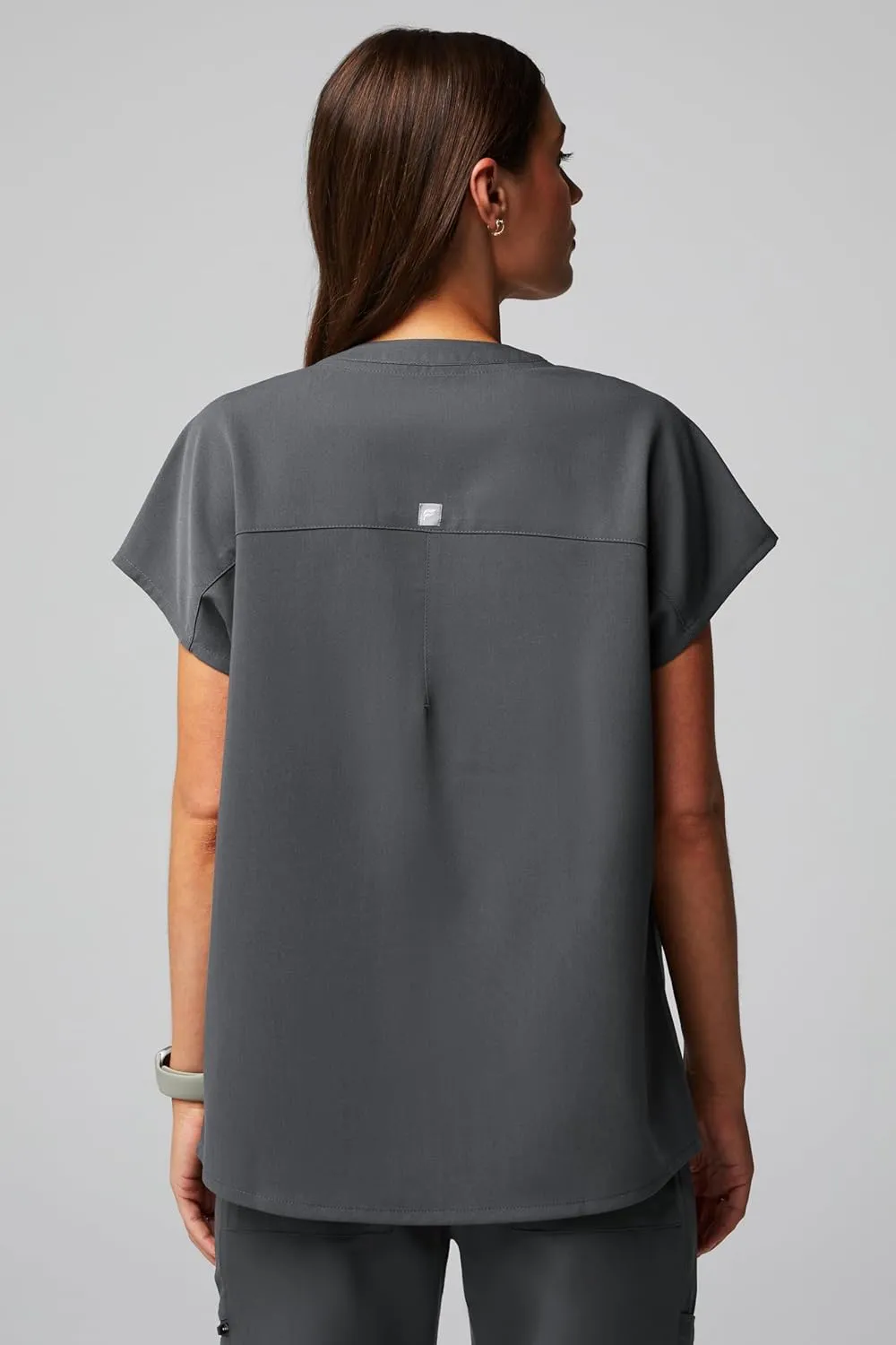 Fabletics Women's Evolve 3-Pocket Scrub Top with an Oversized Fit - MotionTech, 4-Way Stretch, Wrinkle-Resist, Anti-Shrink