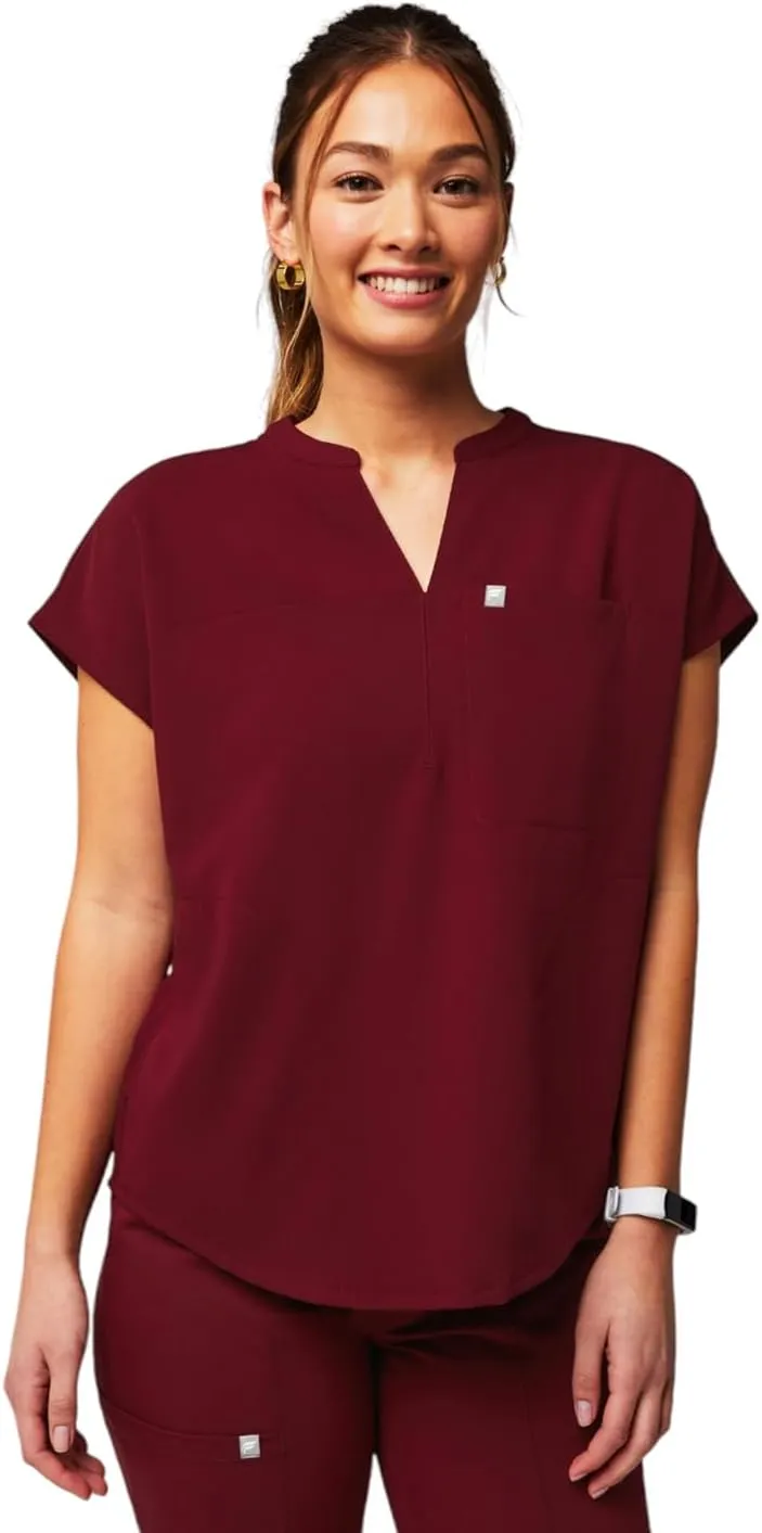 Fabletics Women's Evolve 3-Pocket Scrub Top with an Oversized Fit - MotionTech, 4-Way Stretch, Wrinkle-Resist, Anti-Shrink