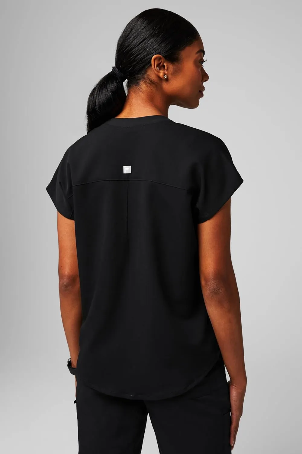 Fabletics Women's Evolve 3-Pocket Scrub Top with an Oversized Fit - MotionTech, 4-Way Stretch, Wrinkle-Resist, Anti-Shrink