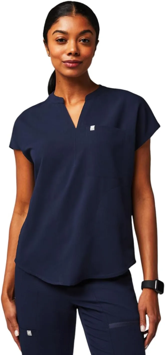 Fabletics Women's Evolve 3-Pocket Scrub Top with an Oversized Fit - MotionTech, 4-Way Stretch, Wrinkle-Resist, Anti-Shrink