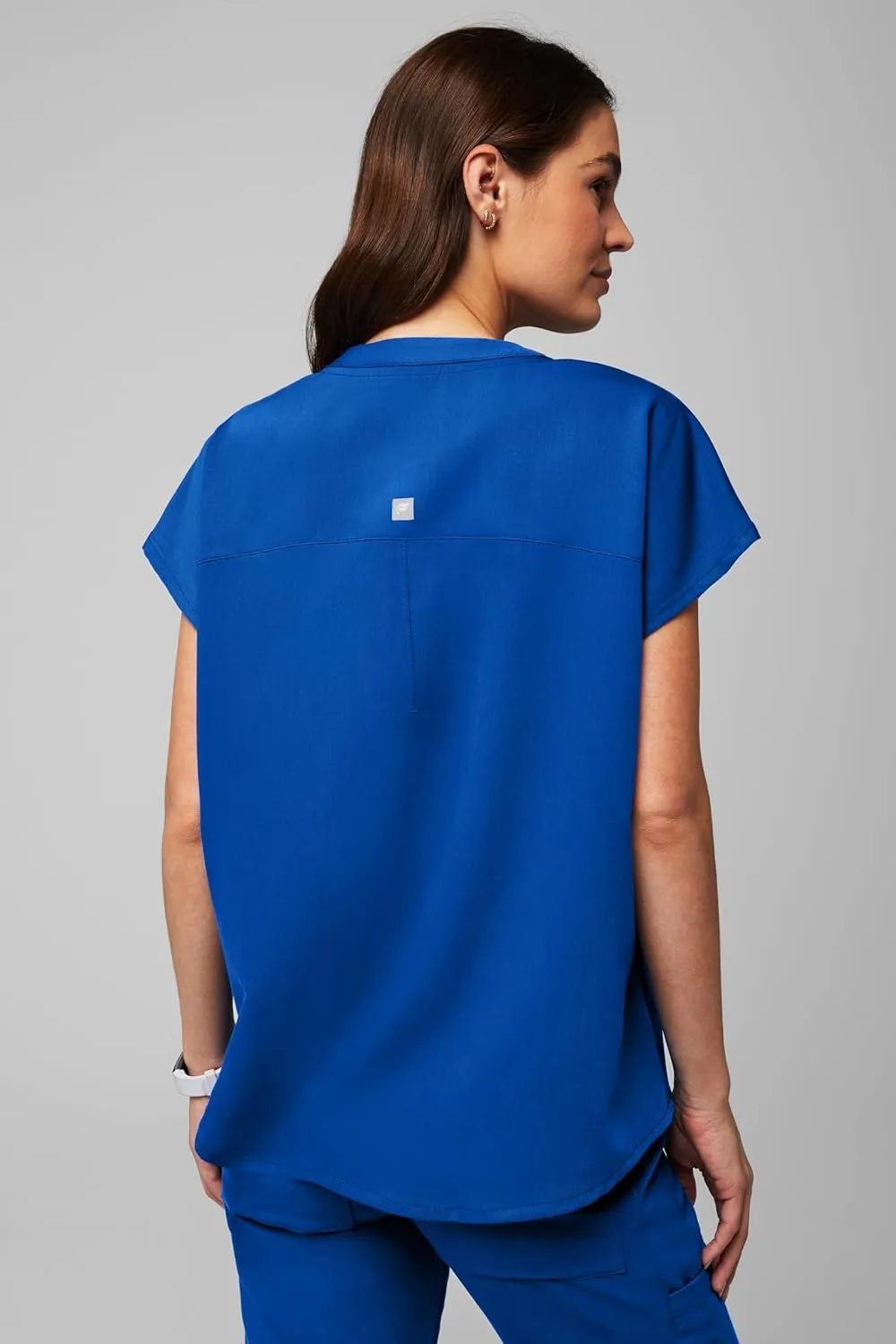Fabletics Women's Evolve 3-Pocket Scrub Top with an Oversized Fit - MotionTech, 4-Way Stretch, Wrinkle-Resist, Anti-Shrink