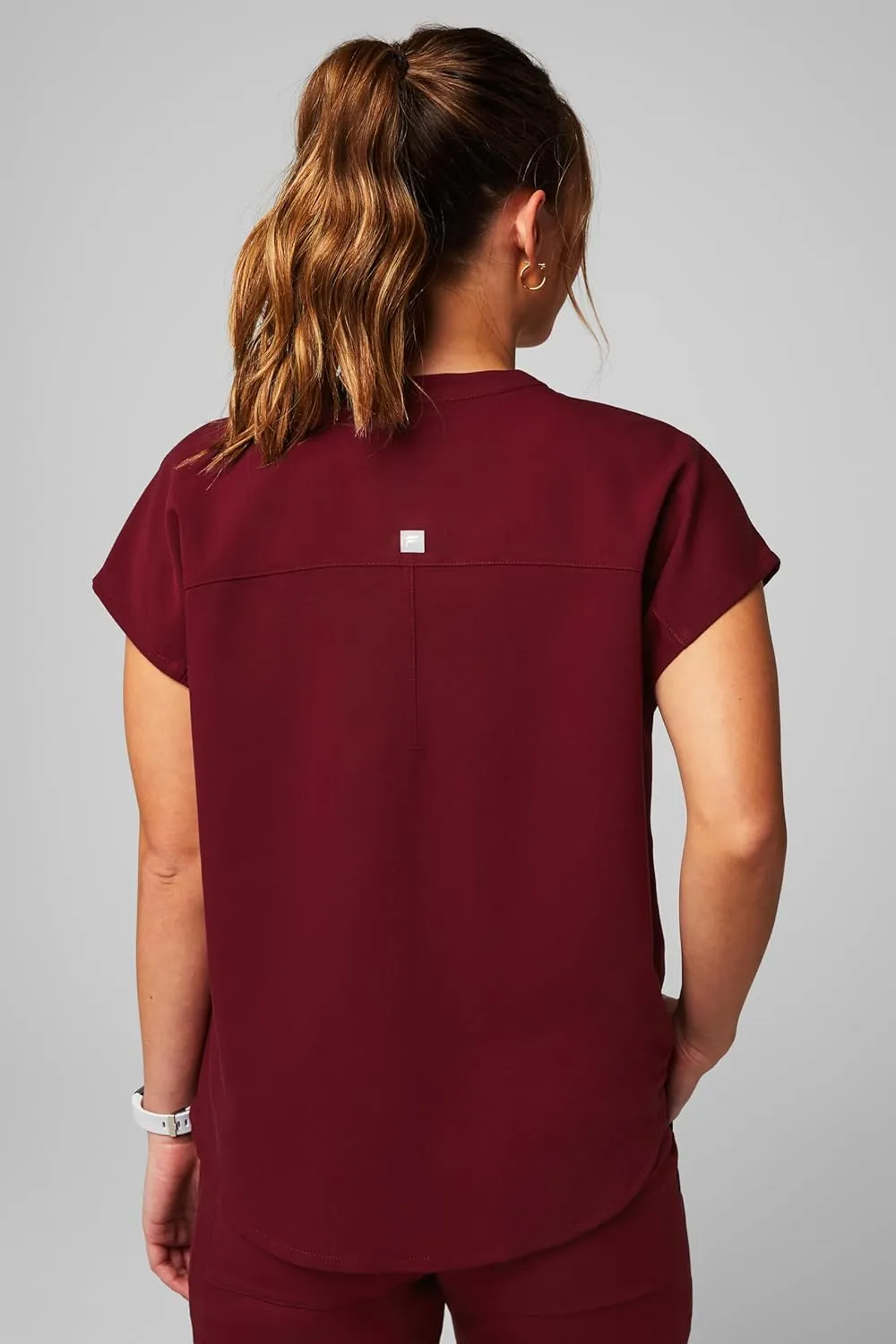 Fabletics Women's Evolve 3-Pocket Scrub Top with an Oversized Fit - MotionTech, 4-Way Stretch, Wrinkle-Resist, Anti-Shrink