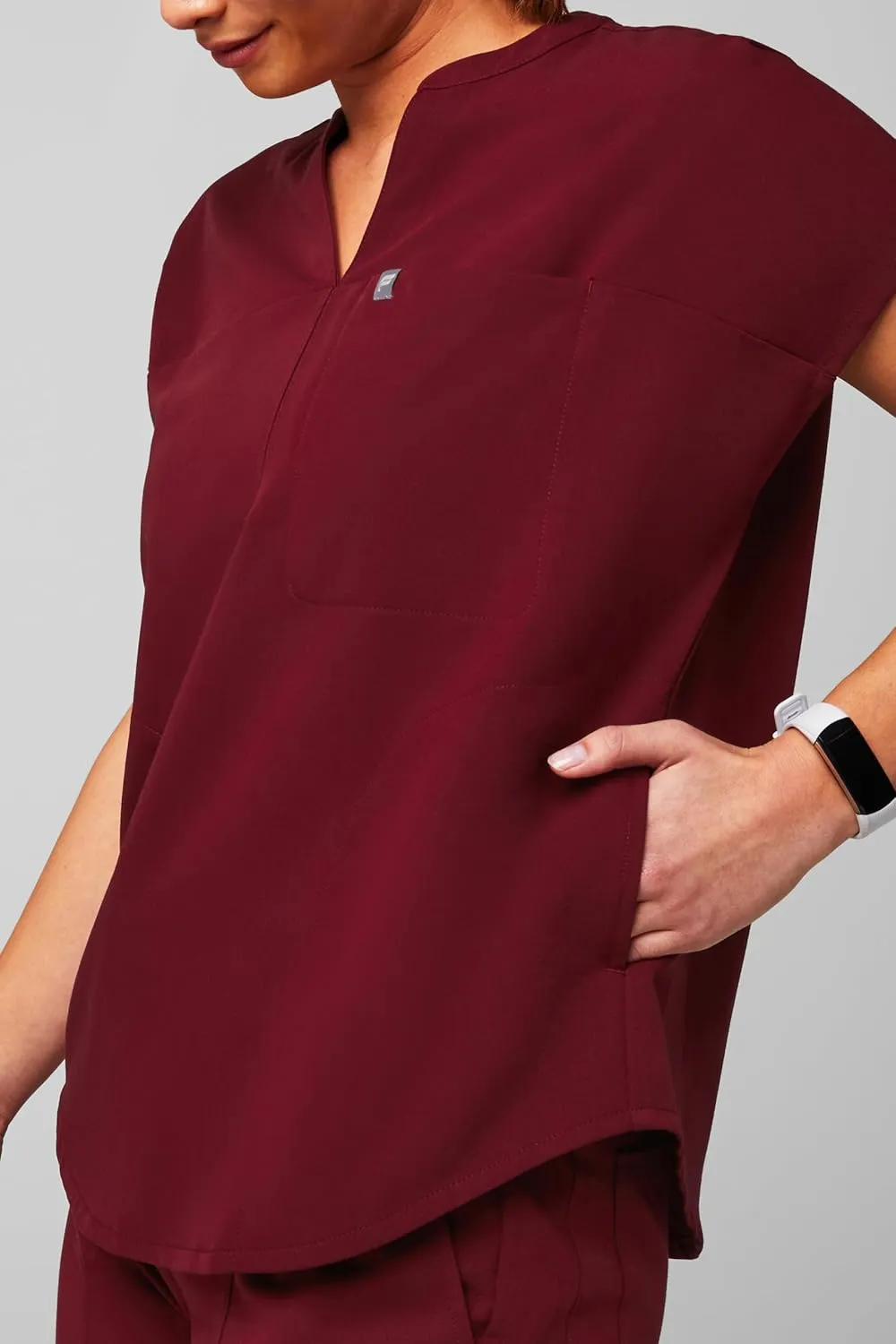 Fabletics Women's Evolve 3-Pocket Scrub Top with an Oversized Fit - MotionTech, 4-Way Stretch, Wrinkle-Resist, Anti-Shrink