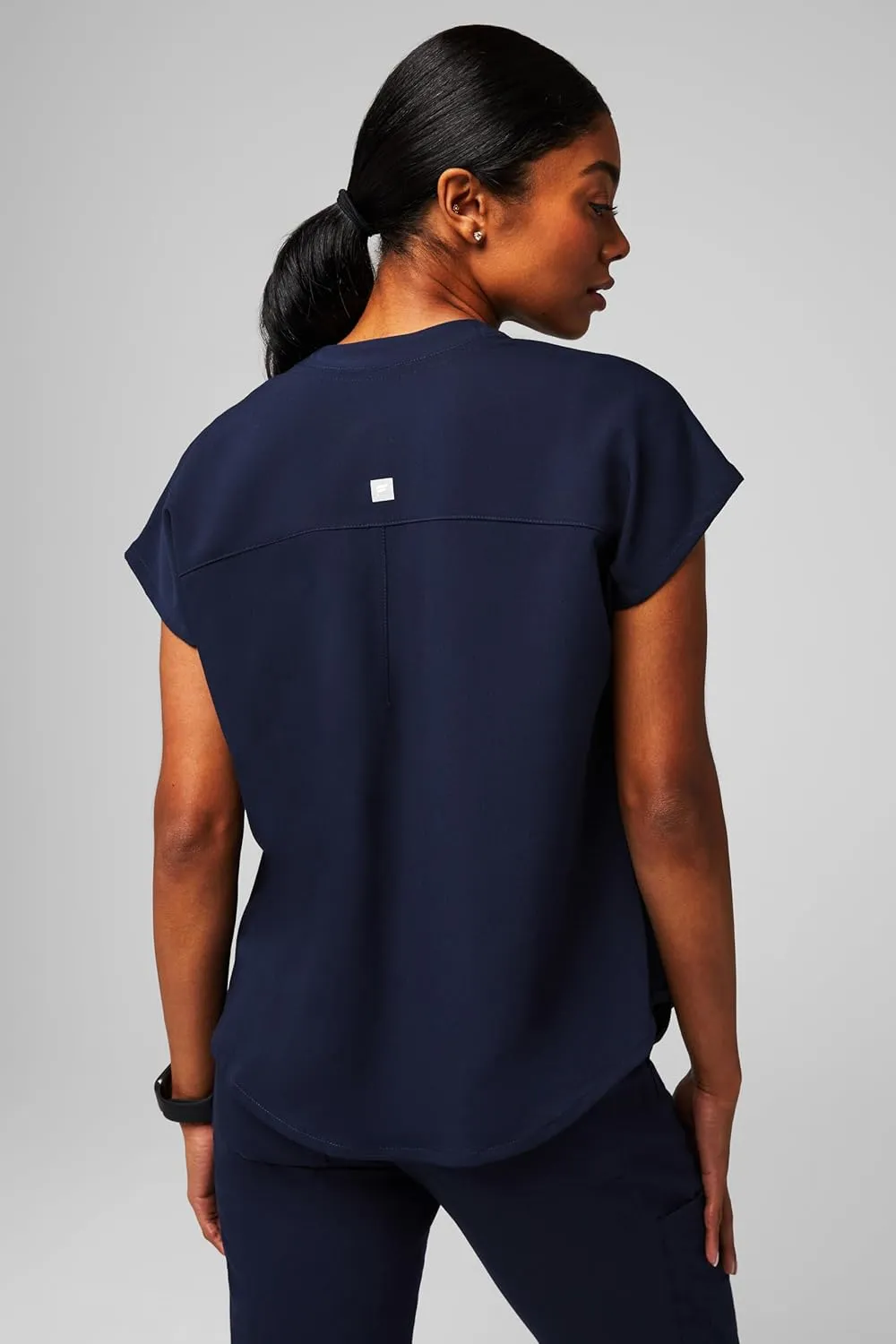 Fabletics Women's Evolve 3-Pocket Scrub Top with an Oversized Fit - MotionTech, 4-Way Stretch, Wrinkle-Resist, Anti-Shrink